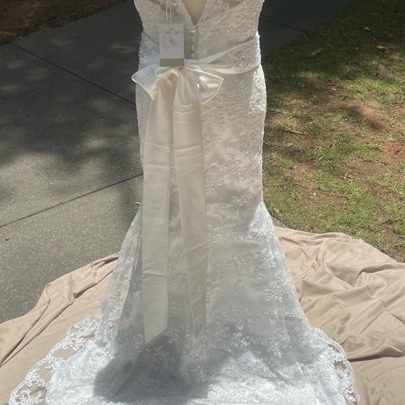 😱 BRAND NEW/unworn Custom made Wedding Dress with hand beaded removable sash. - Picture 6 of 7